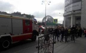 Из-за пожара в ТРК в Екатеринбурге эвакуировали около 500 человек