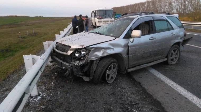 Фото: На трассе Кемерово — Новокузнецк Lexus протаранил автобус из-за лопнувшего колеса 2