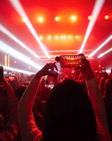 Стало плохо: Алсу вынужденно приостановила концерт в Москве 