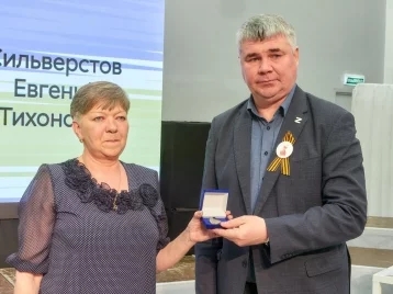 Фото: Краеведческому музею Междуреченска передали найденную в Белоруссии медаль ветерана ВОВ 1
