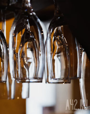 В Кузбассе девушка ударила посетительницу бара бутылкой по голове