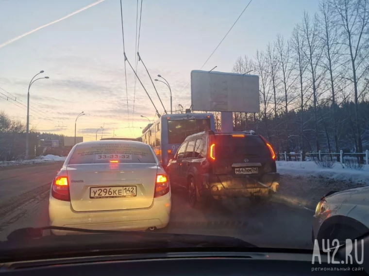 Фото: «Все стоим»: из-за серьёзного ДТП на Кузбасском мосту в Кемерове образовалась большая пробка 2