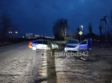 Фото: В Кузбассе произошло ДТП с двумя автомобилями: пострадали два человека 1