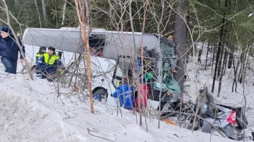 Фото: Двух пострадавших в ДТП с автобусом детской хоккейной команды эвакуируют в больницу в Екатеринбурге 1