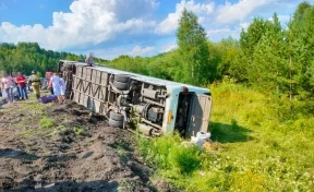 Рейсовый автобус с пассажирами опрокинулся в кювет на кузбасской трассе. Есть пострадавшие