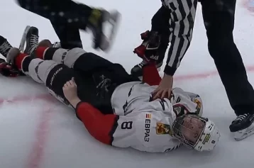 Фото: Известен диагноз кузбасского хоккеиста, потерявшего сознание после драки на матче 1