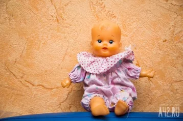 Фото: «На балконе давно стоит ребёнок»: в Сибири спасли от голода запертую в квартире девочку 1