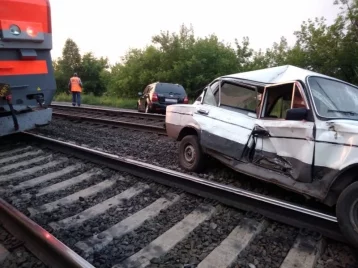 Фото: Появилось видео момента столкновения в Кузбассе поезда и ВАЗа, которым управляла пьяная девушка 1