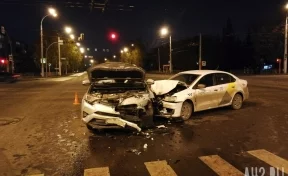 Момент ДТП с такси на кемеровском перекрёстке попал на видео