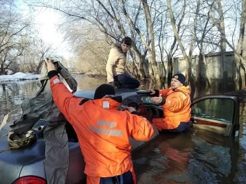 Фото: Сидела на крыше: спасатели помогли сибирячке, машина которой утонула в луже 1