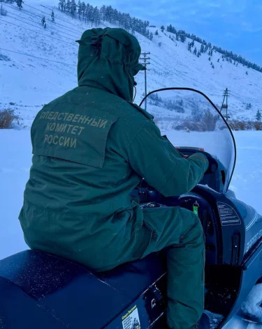 Два человека погибли, провалившись под лёд на снегоходе в Якутии