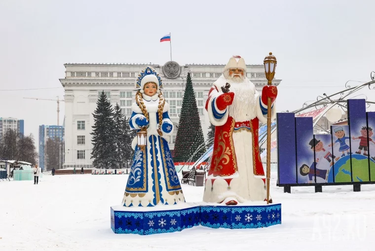 Фото: В Кемерове на площади Советов начали возводить ледовый городок 22