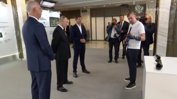 Фото: Тестировщик ИИ-протеза кисти сыграл Путину на электрогитаре 1