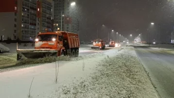 Фото: В Кемерове 196 человек и 55 машин ликвидируют последствия апрельского снегопада 1