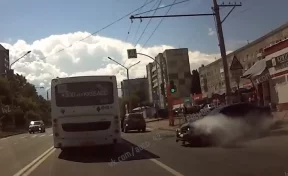 Момент ДТП в Кемерове со сбежавшим с места водителем попал на видео