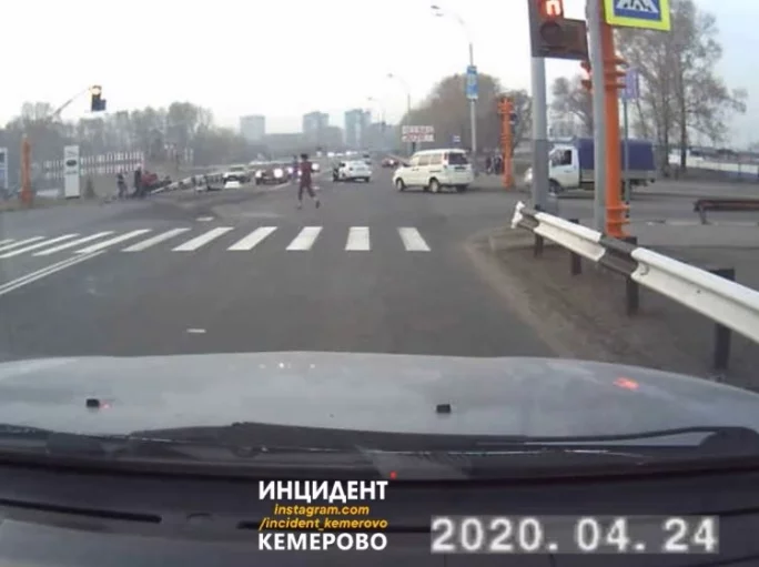 Фото: Такси смяло: в сети опубликовано видео момента серьёзного ДТП в Кемерове 2
