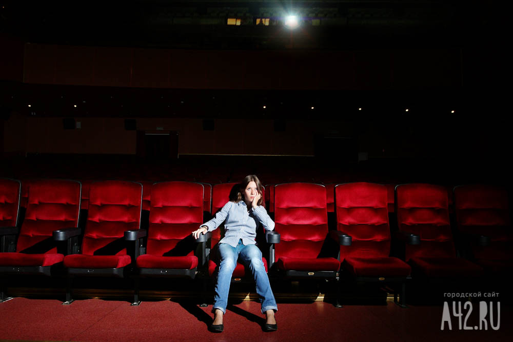В Кузбассе зрители постеснялись петь хором в кинотеатре