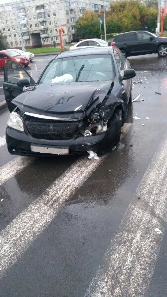 Фото: В Кемерове серьёзно столкнулись Lada и Chevrolet — одна из машин загорелась 3