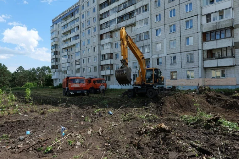 Фото: В Кемерове начали обновлять сквер рядом с ТРЦ «Радуга» 2