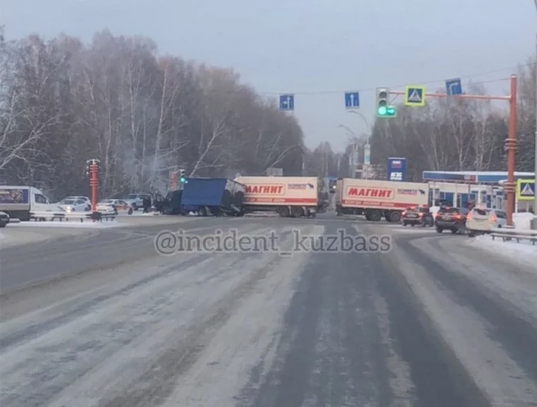 Фото: На въезде в Кемерово фура смяла грузовик и перекрыла дорогу 2