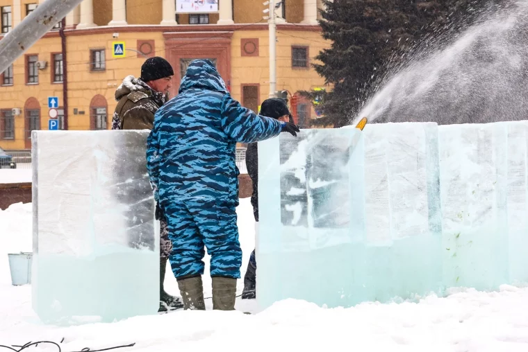 Фото: В Кемерове на площади Советов начали возводить ледовый городок 23