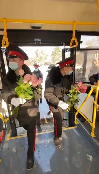 Фото: Сергей Цивилёв прошёл по Новокузнецку и подарил женщинам цветы 3