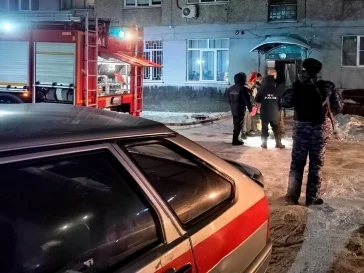 Фото: В Кузбассе росгвардейцы спасли на пожаре трёх человек и кота 3