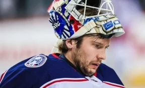 Кузбасского хоккеиста НХЛ отстранили от игры за то, что он сходил в душ во время матча