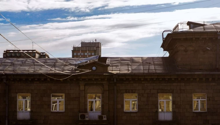 Фото: У здания новокузнецкой администрации сорвало крышу 2