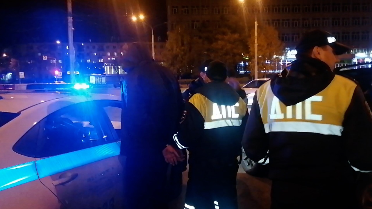 В Кузбассе на 12 суток арестовали водителя и пассажира иномарки. Они устроили ночную гонку с полицией