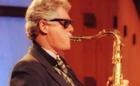 Биллу Клинтону подарили его же саксофон