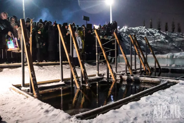Кузбассовцам перечислили базовые правила для безопасного крещенского купания