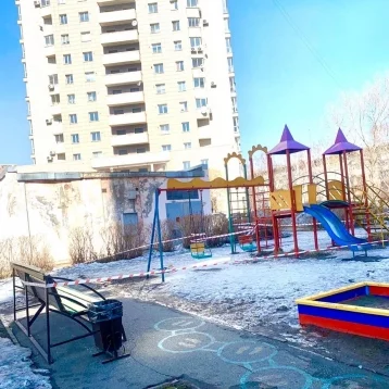 Фото: В Новокузнецке детские площадки огородили сигнальными лентами 3