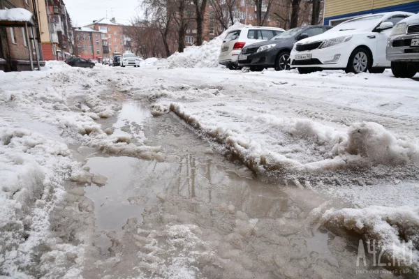 В Кемерове из-за коммунальной аварии залило водой пешеходный переход