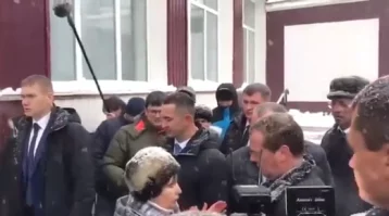 Фото: СК начал проверку по жалобе пенсионерки, вставшей на колени перед Дмитрием Медведевым 1