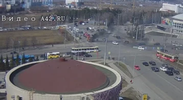 Фото: В Кемерове у цирка на ходу загорелся КамАЗ: происшествие попало на видео 1