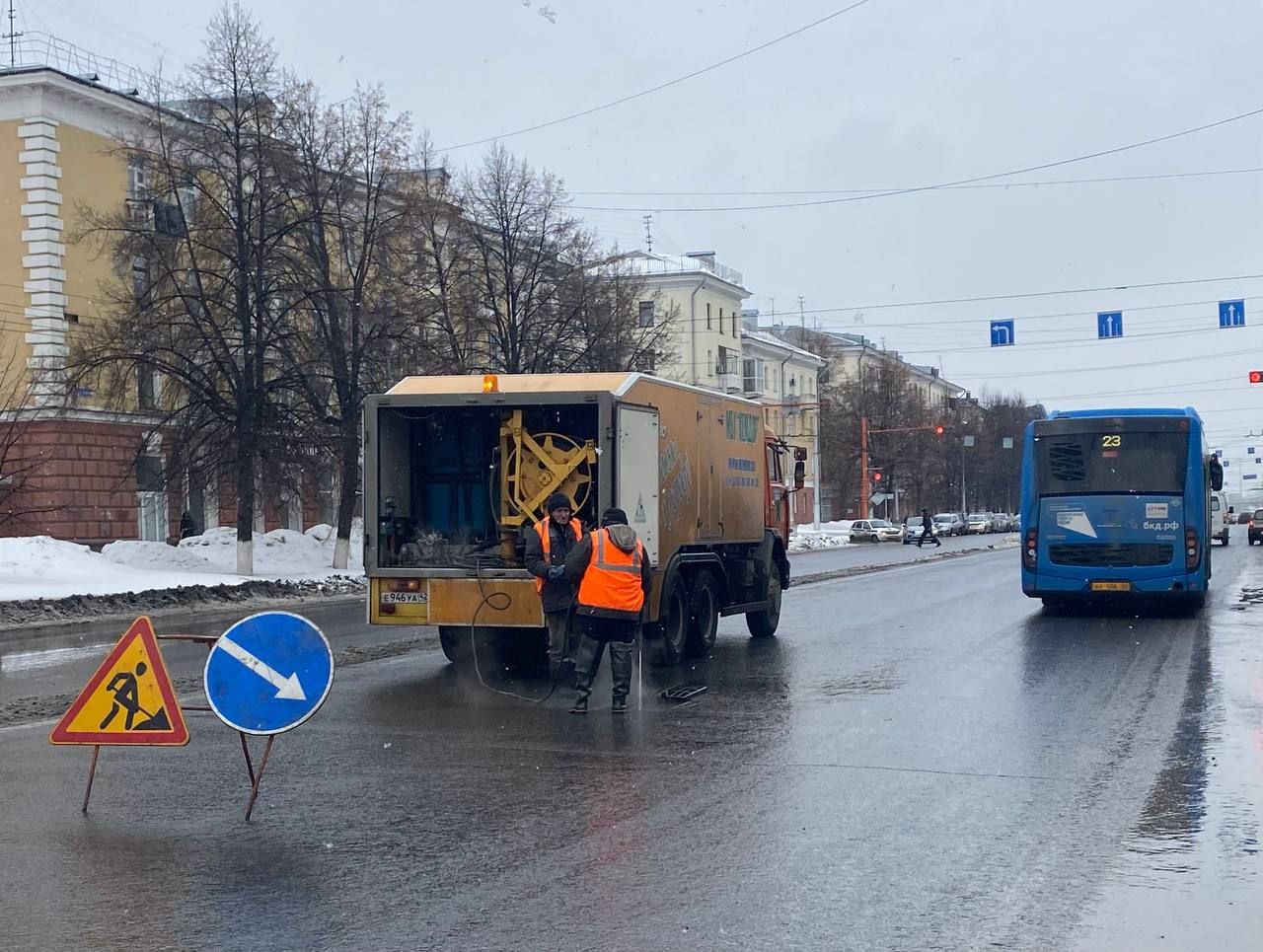 Вывоз снега и очистка объектов ливневой канализации: в Кемерове продолжают готовиться к паводку