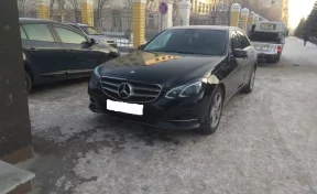 У жительницы Кузбасса арестовали дорогой Mercedes из-за долга знакомому