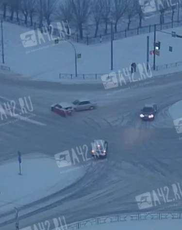 В Кемерове ДТП напротив здания Госавтоинспекции Кузбасса попало на видео