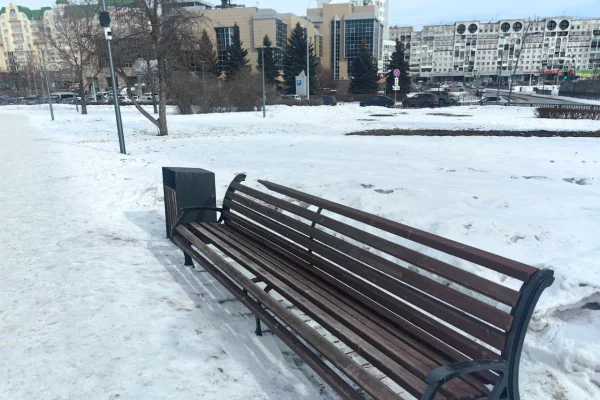 В Новокузнецке вандалы сломали скамейки и фонарь в сквере рядом с мэрией