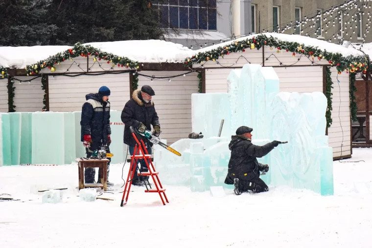Фото: В Кемерове на площади Советов начали возводить ледовый городок 24