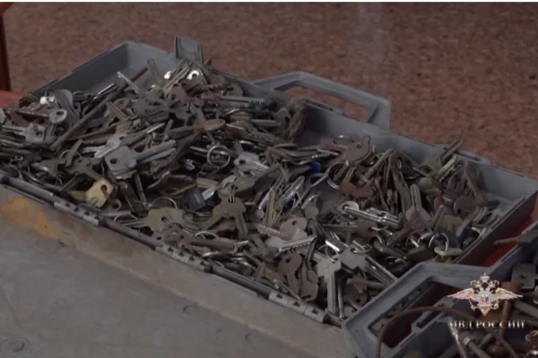 Вор-«коллекционер» открывал замки кузбассовцев 1000 ключей и отмычек