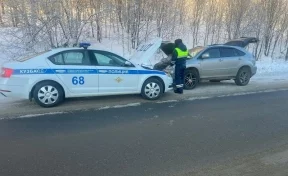 Автомобилю Lexus потребовалась помощь на трассе по дороге в Шерегеш