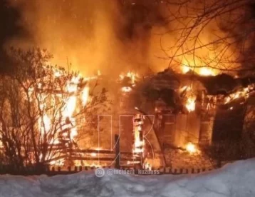 Фото: Очевидцы сообщили, что пожарным было трудно проехать к дому в Кузбассе из-за нечищеных дорог 1