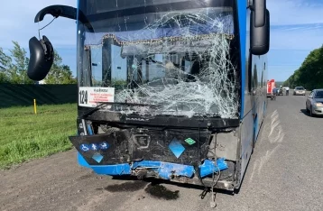 Фото: На трассе в Кузбассе легковушка лоб в лоб столкнулась с автобусом, есть погибший 1