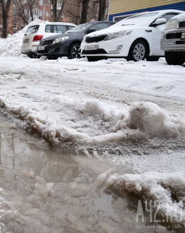 В Кемерове из-за коммунальной аварии залило водой пешеходный переход