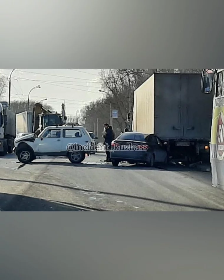 Фото: В Кемерове произошло тройное ДТП с участием грузовика 2