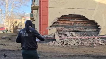 Фото: В Гурьевске обрушилась стена жилого дома, возбуждено уголовное дело 1