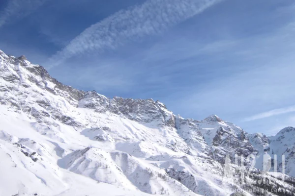 SHOT: Группу альпинистов накрыло лавиной на горе Мунку-Сардык