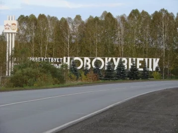Фото: В Новокузнецке начали демонтировать старый знак на въезде в город 1